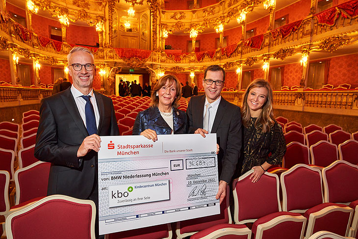 Bernd Döpke, Ursula Prinzessin von Bayern, Dr. Volker Mall und Nina Eichinger, Scheckübergabe, 27. Advents-Benefizkonzert, Cuvilliés Theater, München, 10. Dezember 2022, Foto: Jens Hartmann/BMW